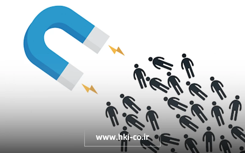 تصویر مفهومی از دست دادن دو شریک تجاری در حال کاشتن یک نهال مشترک؛ نماد رشد رابطه تجاری بلندمدت و تبدیل خریدار به مشتری وفادار در صادرات.